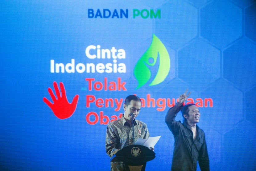 Bimbim Slank melambaikan tangan usai dipanggil Presiden Joko Widodo (kiri) dalam Pencanangan Aksi Nasional Pemberantasan Obat Ilegal dan Penyalahgunaan Obat di Lapangan Buperta Cibubur, Jakarta, Selasa (3/10).