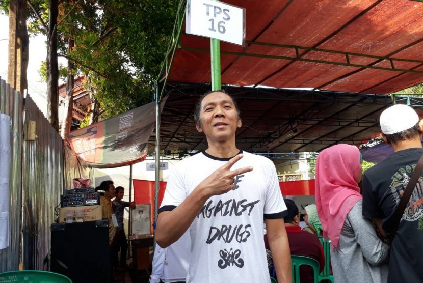 Bimbim Slank menggunakan hak suara di TPS 16 Pancoran, Jakarta Selatan, Rabu (19/4).  