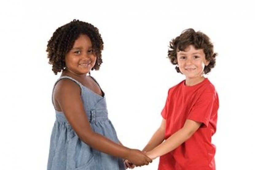 Bimbing anak bersikap hormat dan toleran tanpa pandang ras, warna kulit, agama atau budaya. (ilustrasi)