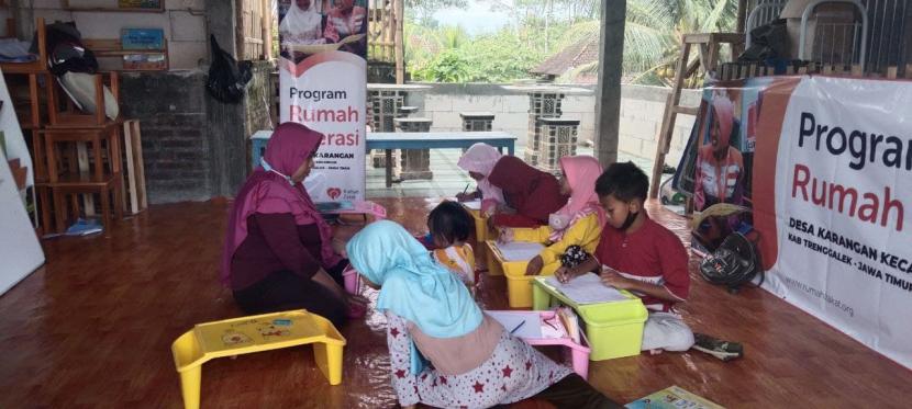 Bimbingan belajar di rumah literasi desa karangan kab. Terenggalek, Jawa Timur binaan Rumah Zakat mengajarkan materi baca, tulis dan berhitung (calistung) dasar kepada anak-anak usia TK sampai SD, Selasa (22/2/2022).