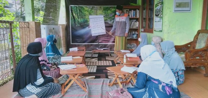 Bimbingan belajar membaca Alquran dari nol kelompok ibu-ibu di Desa Berdaya Dukuh, Kota Salatiga, Jawa Tengah kembali bergulir. Pada Jumat (29/1) yang lalu merupakan pertemuan ke-2 setelah pandemi.