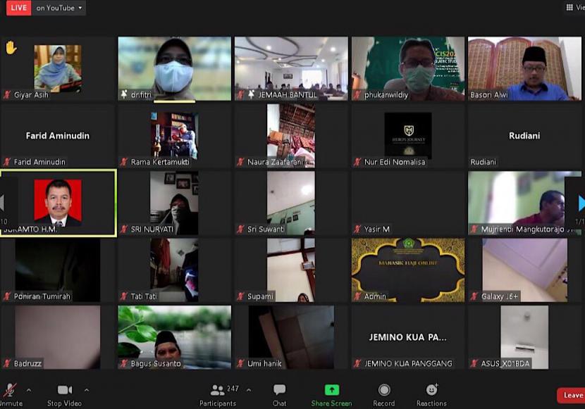 Bimbingan haji menggunakan fasilitas Zoom Meeting dan melalui siaran langsung dari kanal YouTube.