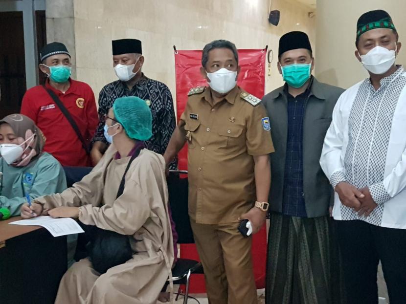 BIN Jabar menggelar vaksinasi  pasca-shalat sunat Tarawih di Balkon Mesjid Raya Jawa Barat, Alun-alun Bandung.
