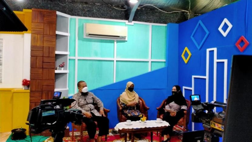 Bincang Kampus BMS TV merupakan program talkshow yang disiarkan melalui stasiun TV lokal di Banyumas. Program ini tayang setiap hari Jumat, pukul 20.00 WIB.