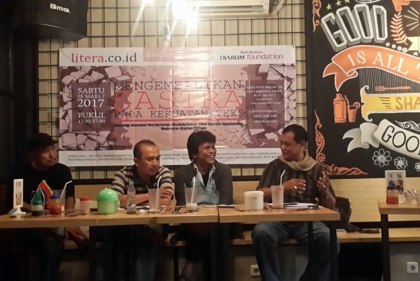 Bincang sastra dalam rangka HUT ke-1 portal sastra Litera, di Pamulang, Tangerang Selatan, Banten, Sabtu (25/3/2017).