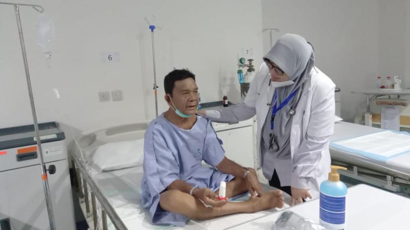 Seortang amaah haji asal embarkasi MES 06 diberikan edukasi menggunakan inhaler oleh dokter spesialis paru di Kantor Kesehatan Haji Indonesia (KKHI) Madinah, Rita Kesuma, Selasa (21/6). (ilustrasi)