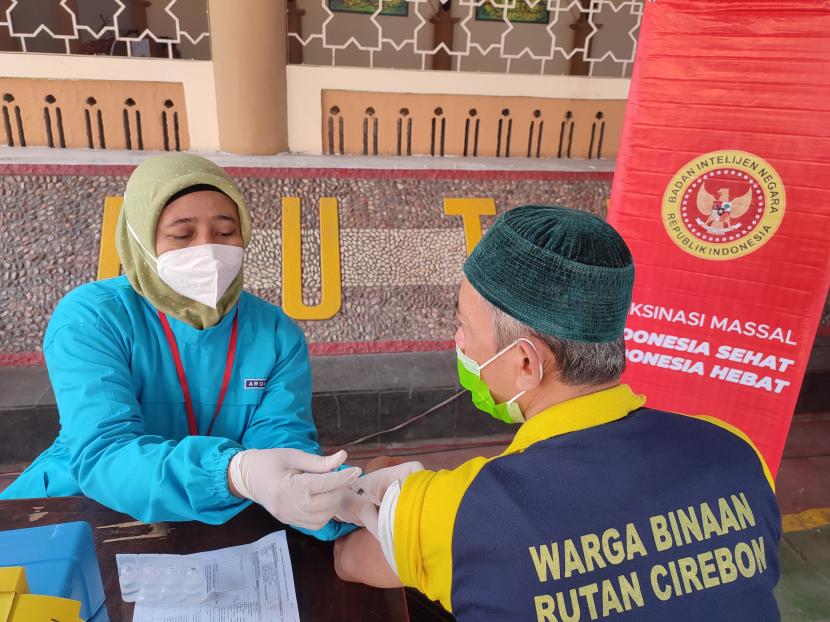 Binda Jawa Barat juga melakukan vaksinasi terhadap warga binaan di Lapas Cirebon.