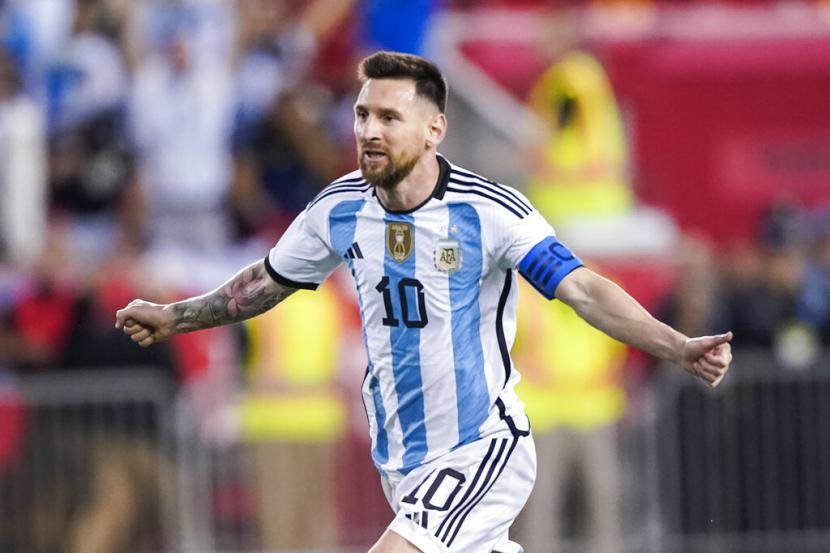 Bintang Argentina Lionel Messi merayakan golnya ke gawang Jamaika dalam laga persahabatan.