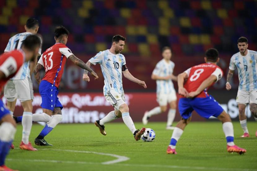 Bintang Argentina Lionel Messi (tengah) beraksi dalam laga kualifikasi Piala Dunia 2022 zona Conmebol melawan Cile.