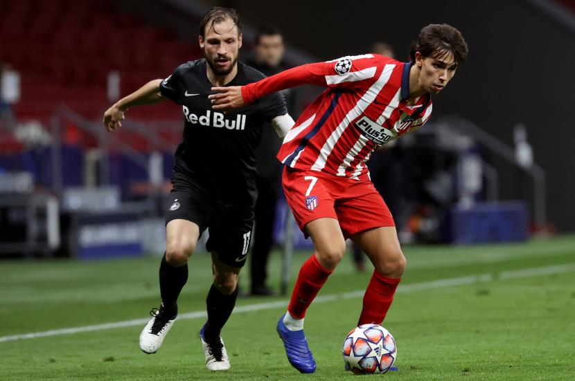  Bintang Atletico Madrid, Joao Felix (kanan) mempertahankan bola dari rebutan pemain RB Salzburg, Andrea Ulmer, pada laga kedua Grup A Liga Champions 2020/2020 di Wanda Metropolitano, Madrid, Spanyol, Rabu (28/10) dini hari WIB.