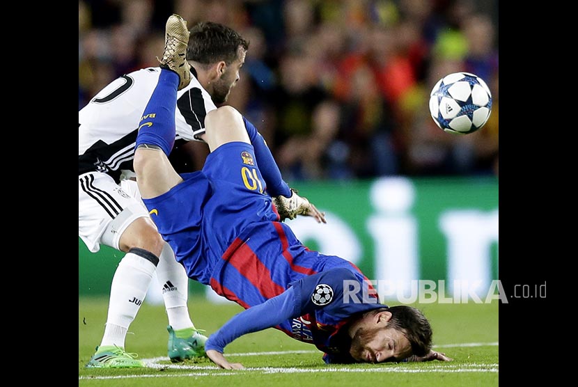 Lionel Messi tersungkur saat berebut bola dengan pemain Miralem Pjanic di masa lalu.