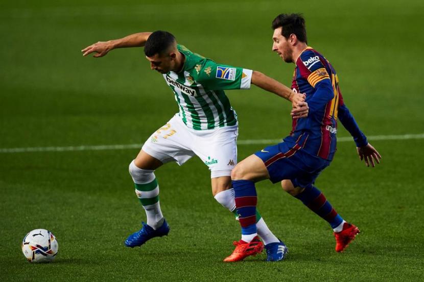 Bintang Barcelona Lionel Messi (kanan) beraksi saat menghadapi Real Betis pada laga pekan kesembilan La Liga Spanyol, Sabtu (7/11). Messi mencetak dua gol saat membantu Barcelona mengalahkan Betis 4-2.
