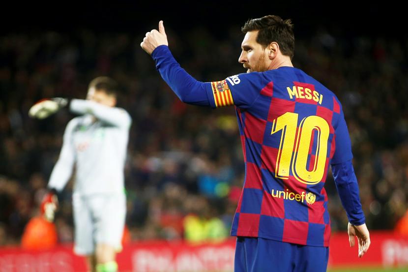 Bintang Barcelona Lionel Messi seusai mencetak gol ke gawang lawan.