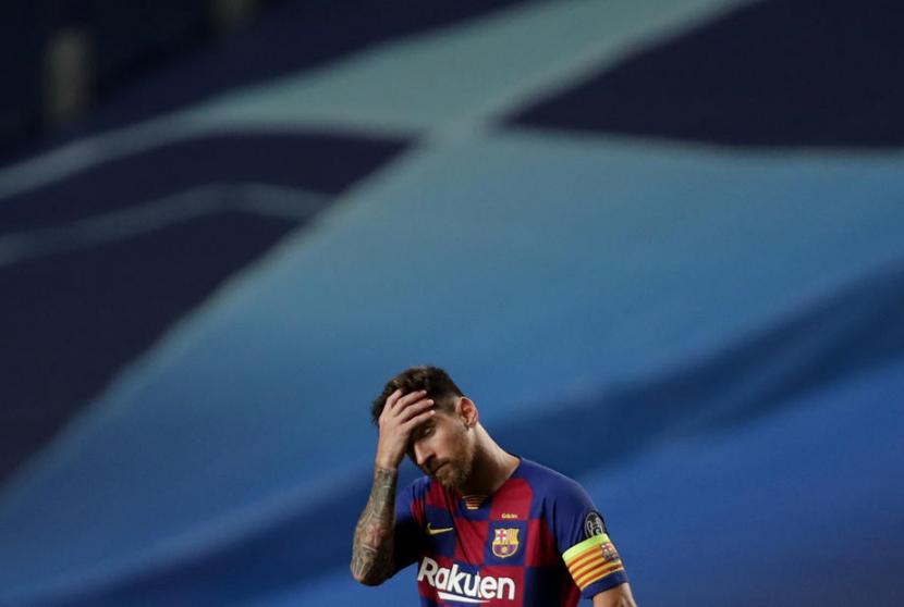 Bintang Barcelona Lionel Messi terlihat lesu setelah timnya tersingkir dari Liga Champions. Barcelona tumbang 2-8 dari Bayern Muenchen.