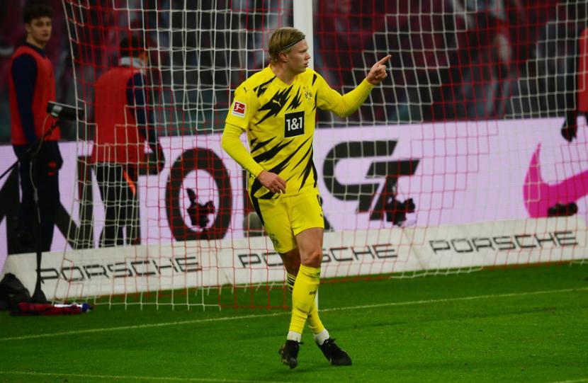 Bintang Borussia Dortmund, Erling Haaland merayakan gol ke gawang RB Leipzig pada laga lanjuta Bundesliga di Red Bull Arena, Ahad (10/1) dini hari WIB. Dortmund menang 3-1.