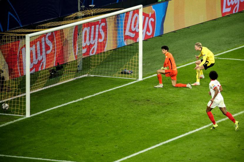 Bintang Borussia Dortmund Erling Haaland (tengah) mencetak gol ke gawang Sevilla. 