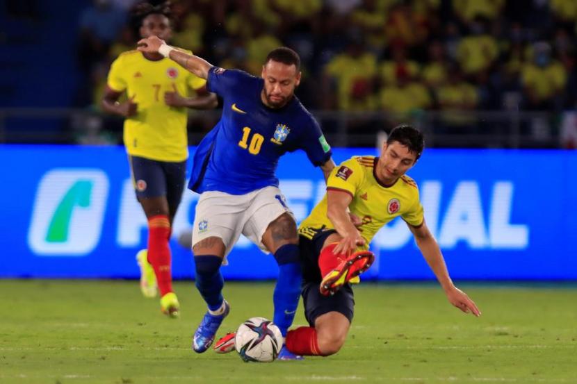 Bintang Brasil Neymar (tengah) dijaga pemain Kolombia.