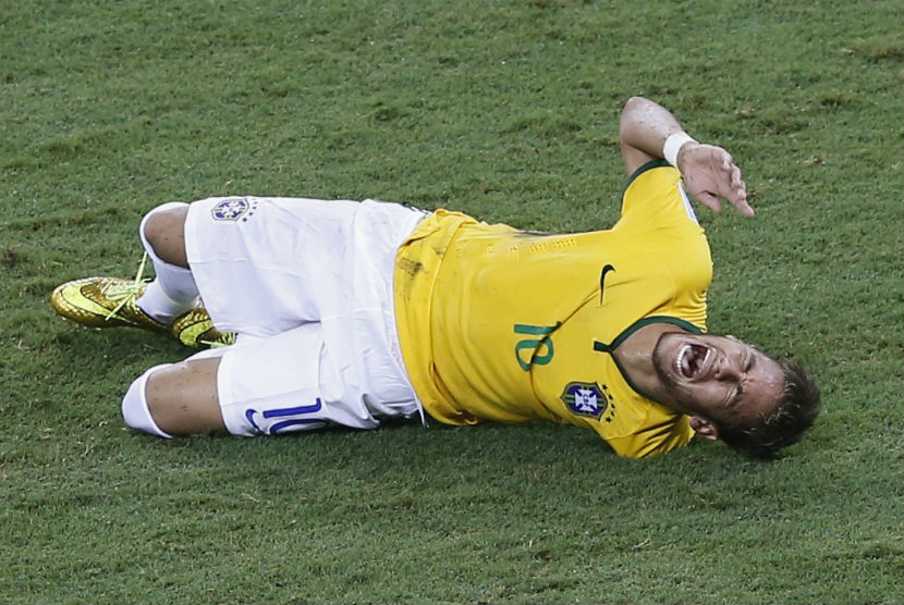 Bintang Brasil, Neymar, tergeletak kesakit setelah dilanggar pemain Kolombia, Camilo Zuniga, dalam laga perempat final Piala Dunia 2014 di Arena Castelao, Fortaleza, Jumat (4/7). 