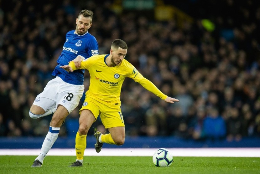 Bintang Chelsea Eden Hazard (kanan) saat beraksi melawan Everton.