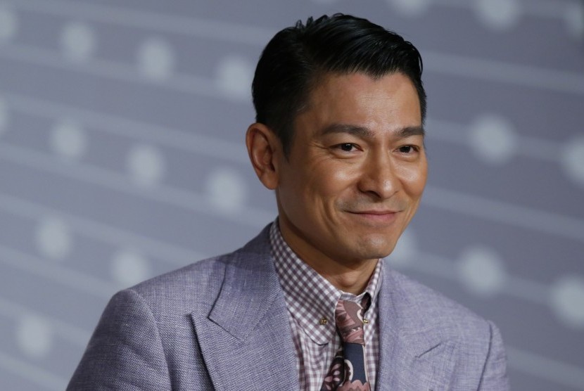 Bintang film asal Hong Kong Andy Lau menunjukkan kharismanya mampu menenangkan penggemar yang resah.