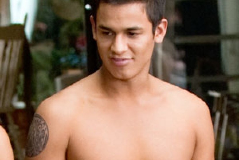 Bintang film Twilight Saga, Bronson Pelletier pipis di atas karpet bandara Los Angeles, Amerika Serikat, belum lama ini. 