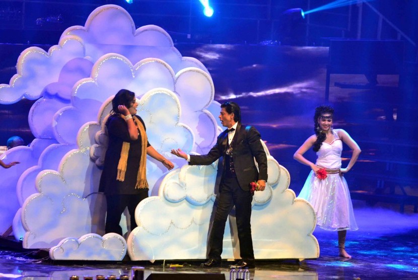 Bintang film yang juga penyanyi terkenal Bollywood, Shah Rukh Khan beraksi menghibur ribuan penggemarnya dalam konser 
