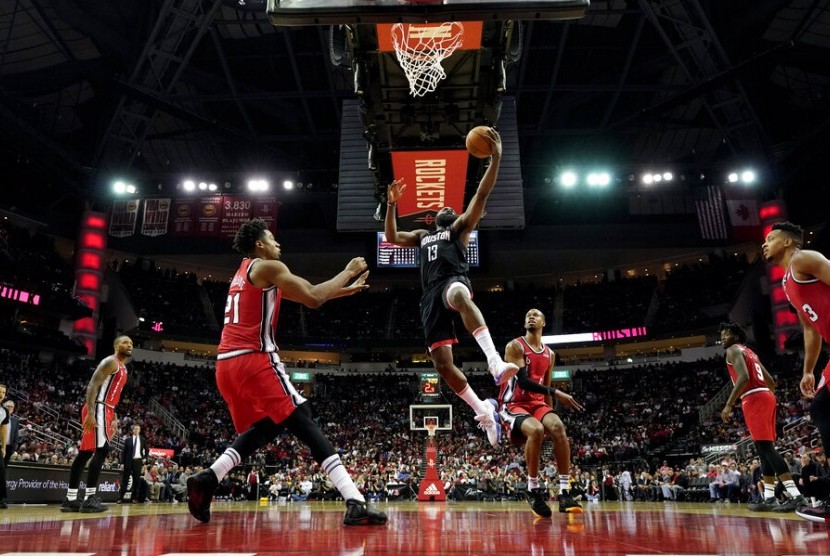 Bintang Houston Rockets James Harden melakukan lay up saat melawan Portland Trail Blazers di kompetisi NBA>