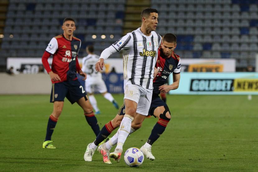 Bintang Juventus Cristiano Ronaldo (depan) dalam laga kontra Cagliari pada lanjutan Serie A Liga Italia, Senin (15/3) WIB.
