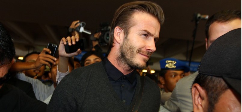Bintang LA Galaxy, David Beckham, mendapat pengawalan ketat saat tiba di Bandara Soekarno Hatta, Tangerang, Banten, Senin (28/11). LA Galaxy akan bertanding melawan Timnas Indonesia pada 30 November 2011.