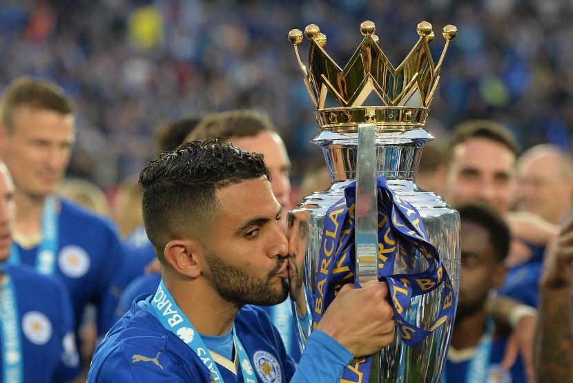 Bintang Leicester City, Riyad Mahrez mencium trofi Liga Primer Inggris, pada Mei 2016 lalu. Mahrez masuk nominasi peraih Ballon d'Or 2016.