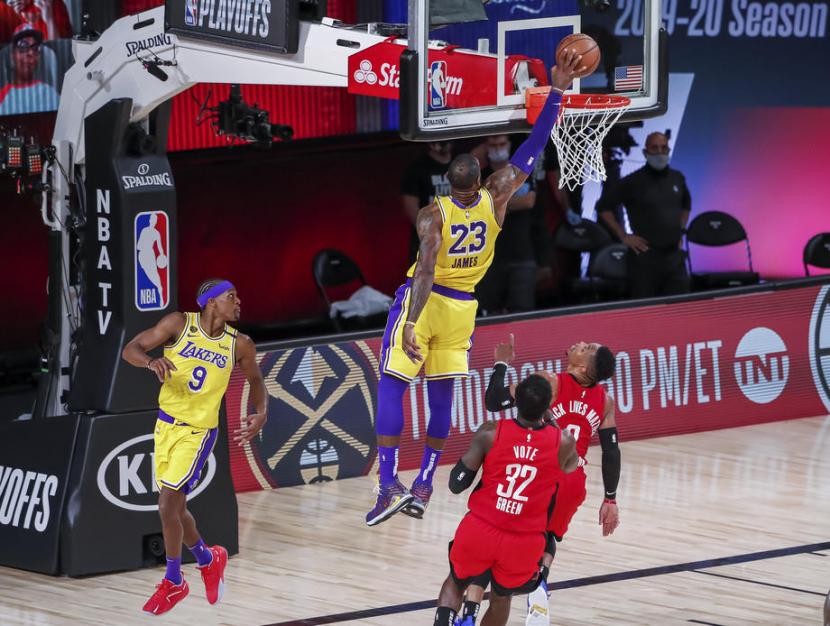 Bintang Los Angeles Lakers LeBron James melepaskan dunk untuk memasukkan bola saat melawan Houston Rockets pada laga keempat playoff semifinal Wilayah Barat NBA, JUmat (11/9) WIB.  