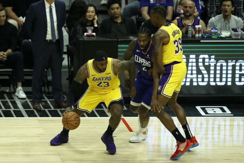 Bintang Los Angeles Lakers LeBron James membawa bola.