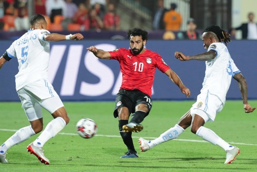 Bintang Mesir Mohamed Salah (tengah) melepaskan tendangan saat melawan Kongo di Piala Afrika.