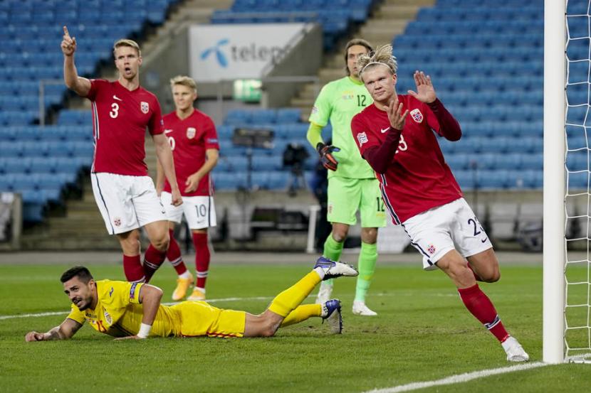 Bintang muda Norwegia Erling Braut Haaland (kanan) merayakan golnya ke gawang Rumania pada laga UEFA Nations League (ilustrasi). Pertemuan kedua Norwegia lawan Rumania urung terlaksana karena pemerintah Norwegia melarang timnya berangkat ke Rumania akibat ada salah satu pemain positif Covid-19.