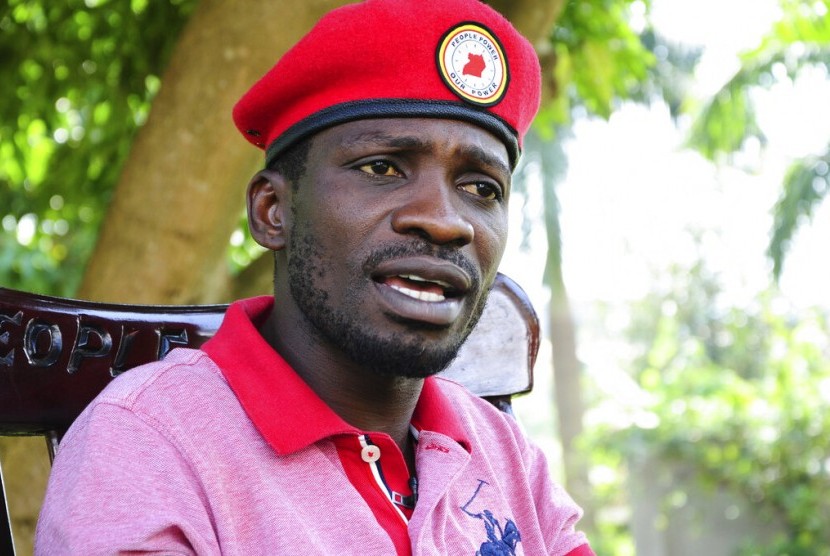 Bintang pop yang menjadi anggota parlemen oposisi Bobi Wine yang bernama asli Kyagulanyi Ssentamu menantang Presiden Uganda Yoweri Museveni dalam pemilu 2021 di Kampala, Uganda, 15 Juli 2019.