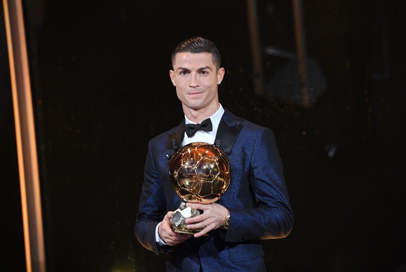 Bintang Portugal Cristiano Ronaldo meraih penghargaan Pemain Terbaik Dunia Ballon d'Or untuk kelima kalinya pada Kamis (7/12) waktu setempat. 