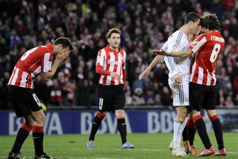 Bintang Real Madrid, Cristiano Ronaldo (putih) bersitegang dengan pemain Athletic Bilbao, Ander Iturraspe, pada laga lanjutan La Liga Spanyol, Senin (3/2) dini hari WIB.