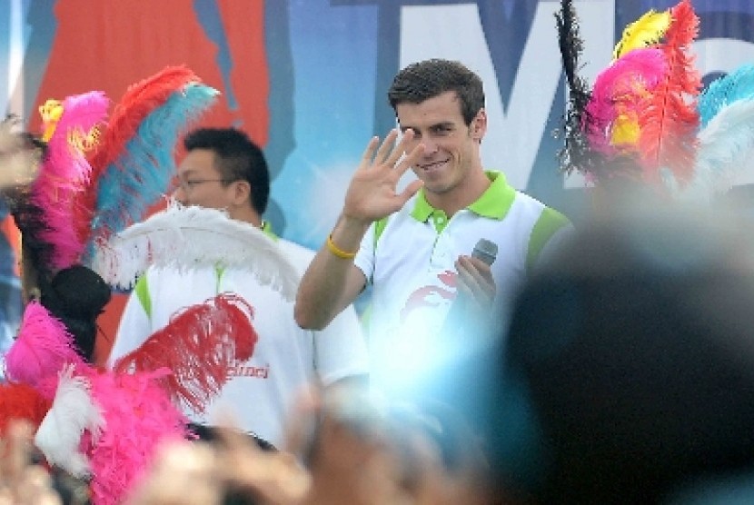 Bintang Real Madrid, Gareth Bale menyapa ribuan penggemarmya di Silang Barat Dayat Monumen Nasional (Monas), Jakarta, Ahad (1/6). 