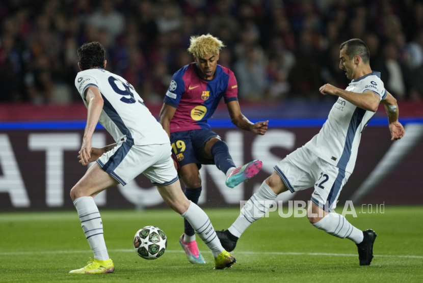 Bintang remaja Barcelona Lamine Yamal (tengah) dijaga dua pemain Inter Milan dalam pertandingan leg pertama semifinal Liga Champions di Stadion Olimpiade Lluis Companys, Barcelona, Kamis (1/5/2025) dini hari WIB. Barcelona ditahan imbang Inter 3-3.