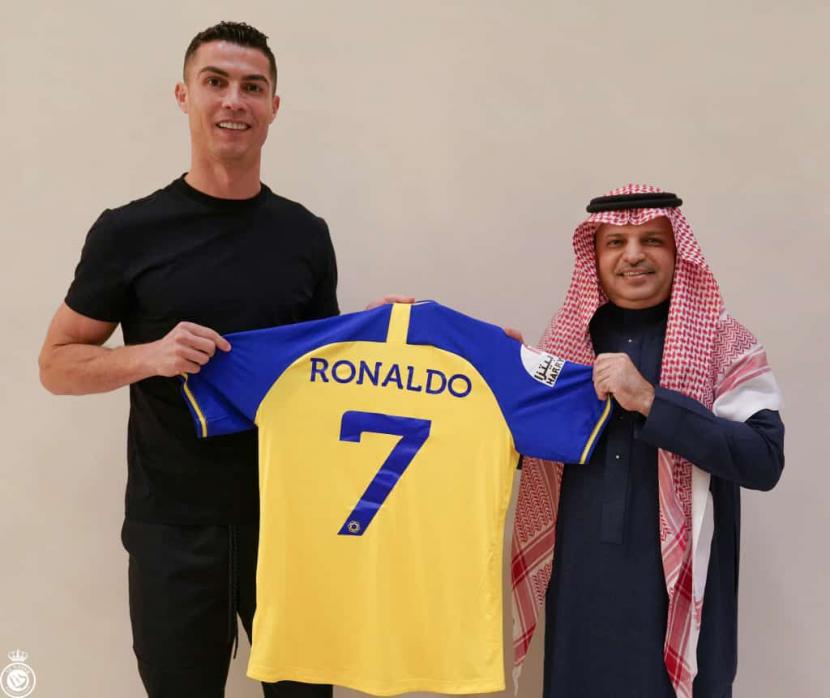 Bintang sepak bola asal Portugal Cristiano Ronaldo (kiri) telah resmi menandatangani mega-kontrak dengan klub asal Arab Saudi Al-Nassr hingga Juni 2025 dengan nilai 310 juta dolar AS per musim, Sabtu (31/12/2022).