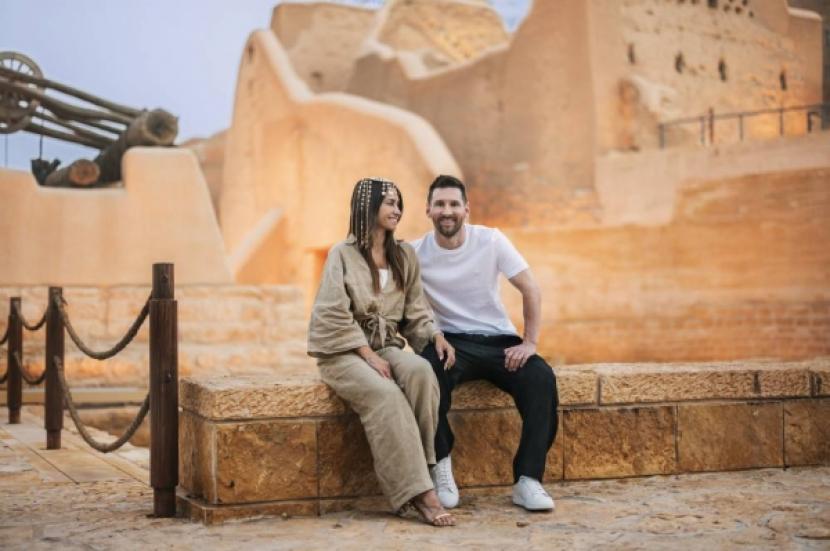 Bintang sepak bola internasional Argentina, Lionel Messi, dilaporkan mengunjungi lingkungan Al Turaif yang bersejarah di Diriyah, Riyadh, Arab Saudi, Selasa (2/5/2023). Tampak Messi bersama istrinya Antonela Roccuzzo.