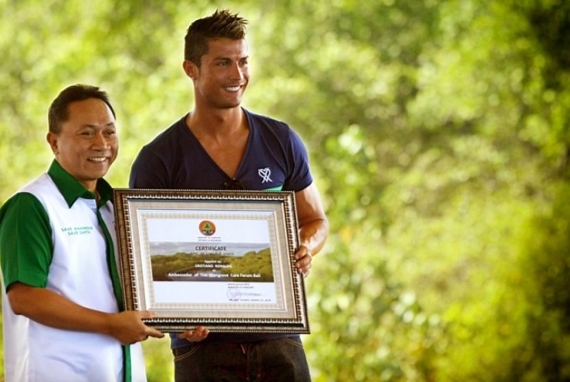 Bintang sepak bola Real Madrid Christiano Ronaldo bersama Menteri Kehutanan Zulkifli Hasan dalam acara tanam bakau di Taman Hutan Raya, Telaga Waja Beno.