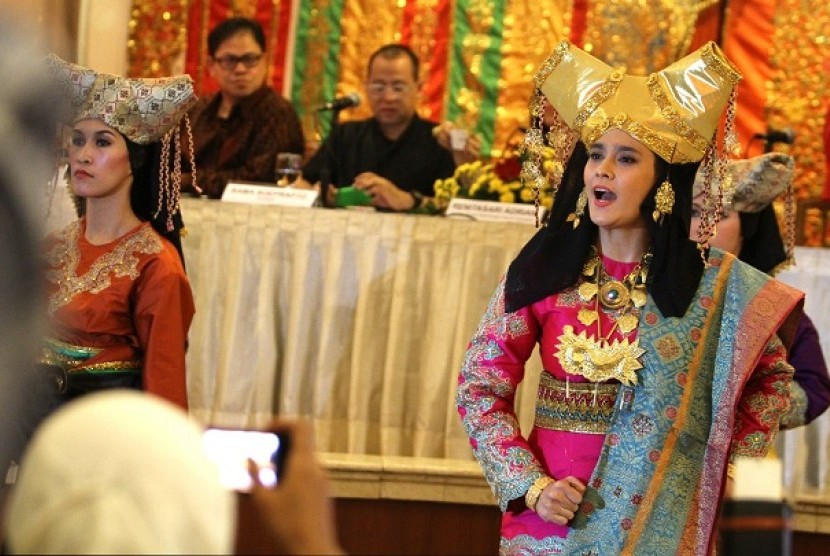 Bintang teater yang juga bintang film Ine Febriyanti mementaskan Legenda Drama Tari (Legendra) Padusi saat konfrensi pers di Jakarta, Rabu, (1/5). 
