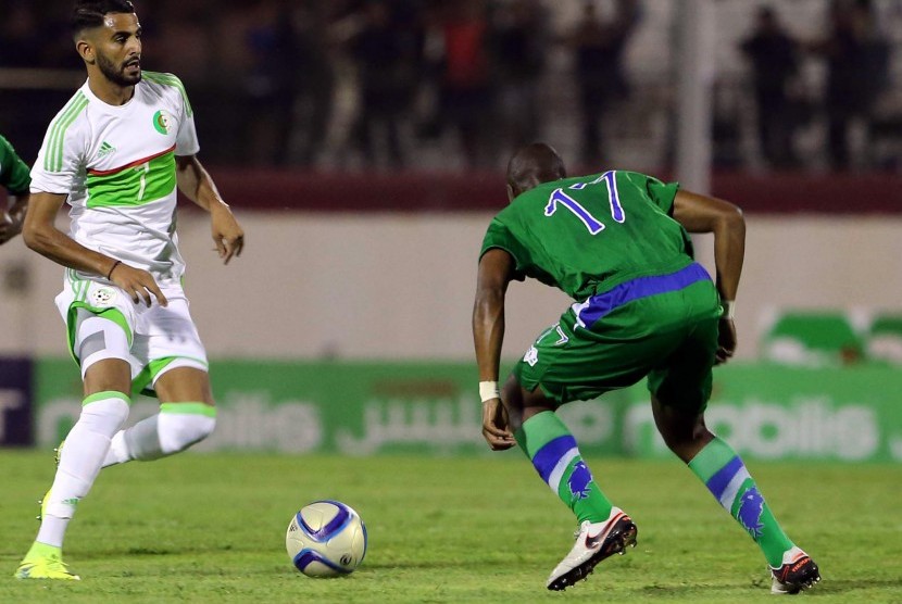 Bintang timnas Aljazair, Riyad Mahrez (kiri).