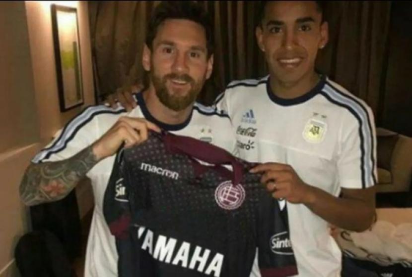 Bintang timnas Argentina Lionel Messi dan mantan rekannya di timnas, Jose Luis Gomez (kanan), yang kini menjadi driver Uber.