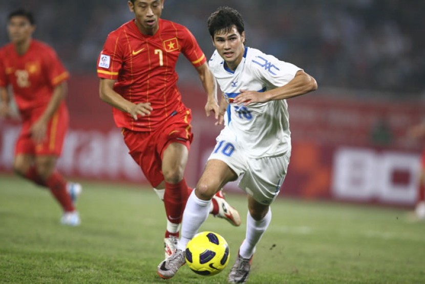 Bintang timnas Filipina di Piala AFF 2014, Phil Younghusband (kanan).