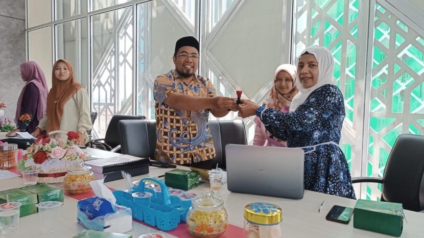 Binti Nur Asiyah menerima jabatan ketua umum Asosiasi Program Studi Ekonomi Syariah Indonesia