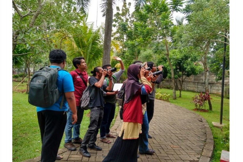 Biodiversity Warriors (BW) melakukan pendataan keanekaragaman hayati berupa fauna dan flora di Taman Dadap Merah, Lenteng Agung, Jakarta, Selatan sebagai rangkaian acara peringatan Hari Bumi 2017, Ahad (16/4). 