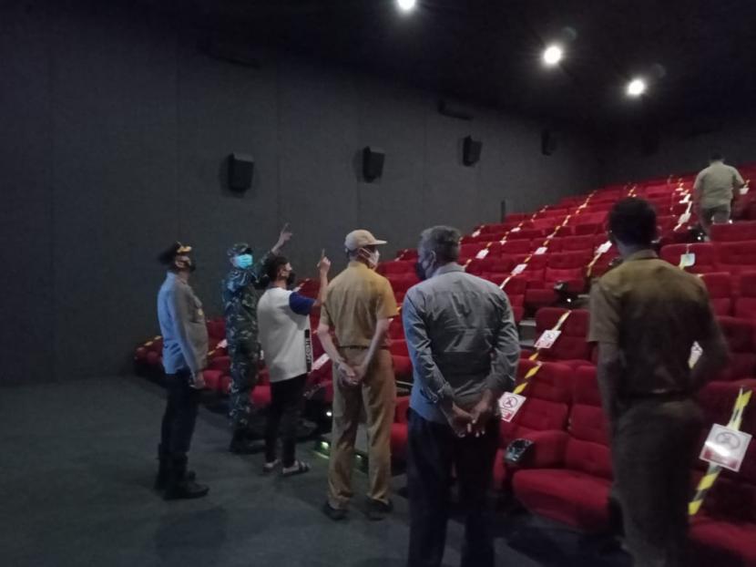 Bioskop Moviplek yang membuka operasional tanpa surat rekomendasi Satgas Covid-19 Kota Sukabumi mendapatkan surat teguran atau peringatan. Hal ini dilayangkan setelah satgas Covid-19 dan unsur forkopimda mengecek kesiapan operasional bioskop pada Selasa (28/9) siang.