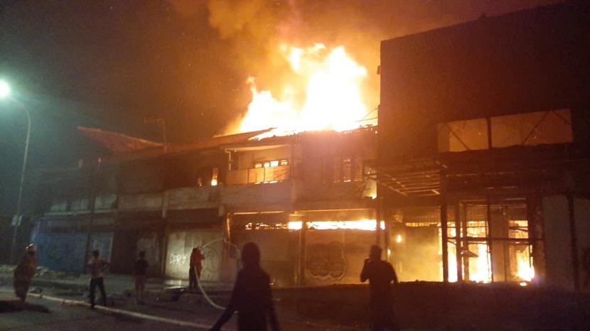 Bioskop Mulia Agung (Grand) di Simpang Lima Senen, Jakarta Pusat terbakar pada Kamis (8/10) malam. Petugas pemadam masih berupaya melokalisir kobaran api. Sebelum kebakaran, di sekitar titik ini masa demonstran ricuh dengan polisi.